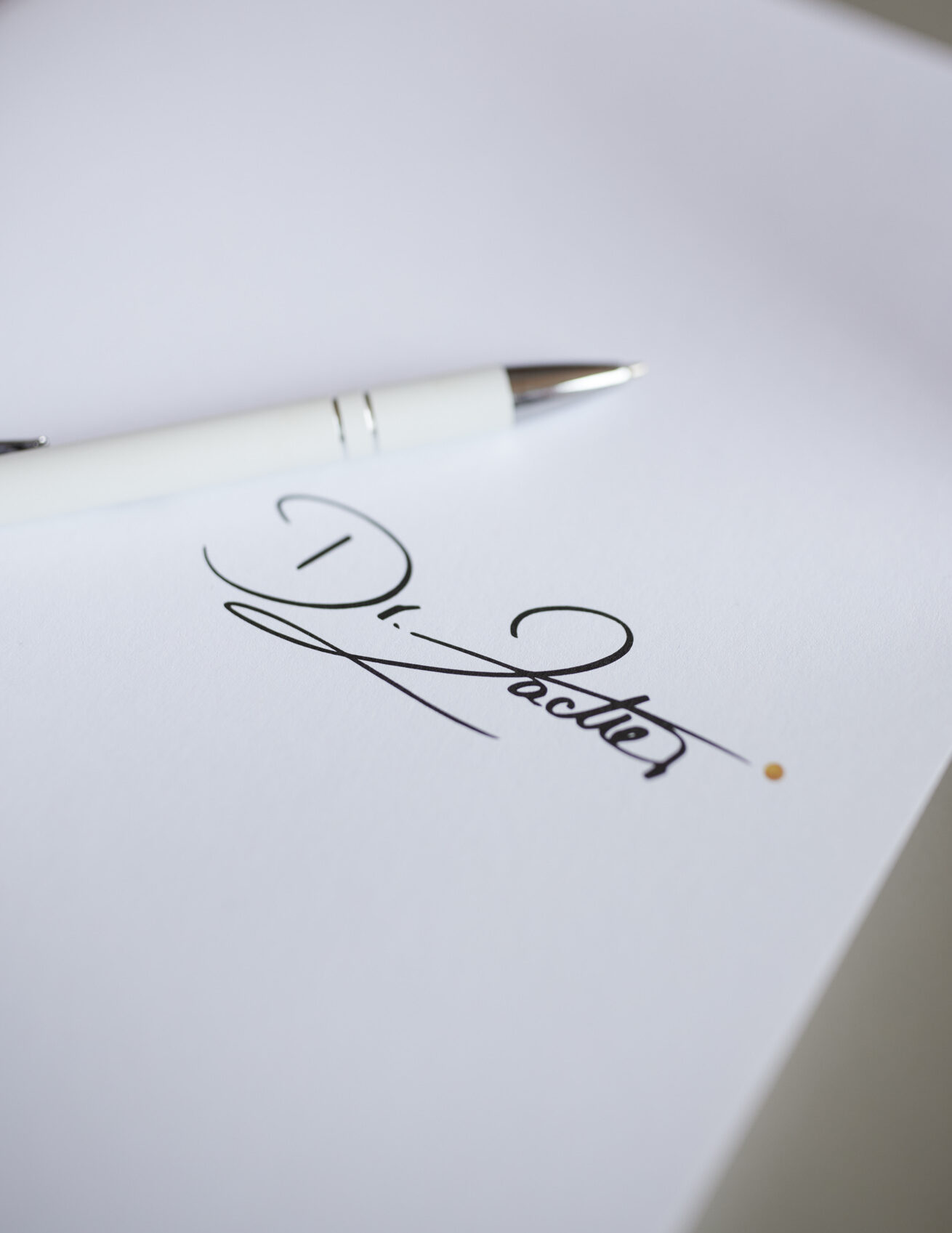 Briefpapier mit elegantem Schriftzug „Dr. Zacher“ und weißem Kugelschreiber – Symbolbild für professionelle Kommunikation
