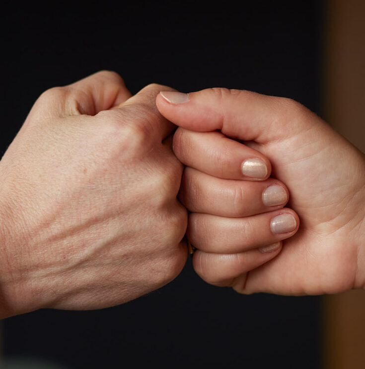 Zwei Hände treffen sich zur Faustbegrüßung – Symbol für Vertrauen, Zusammenarbeit und Augenhöhe im Business-Kontext