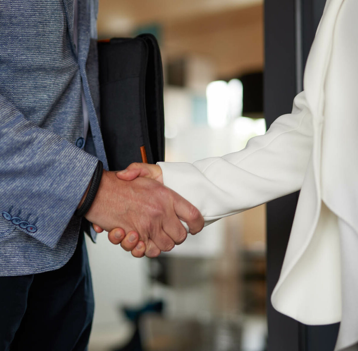 Zwei Menschen reichen sich die Hand – Beginn einer partnerschaftlichen Zusammenarbeit