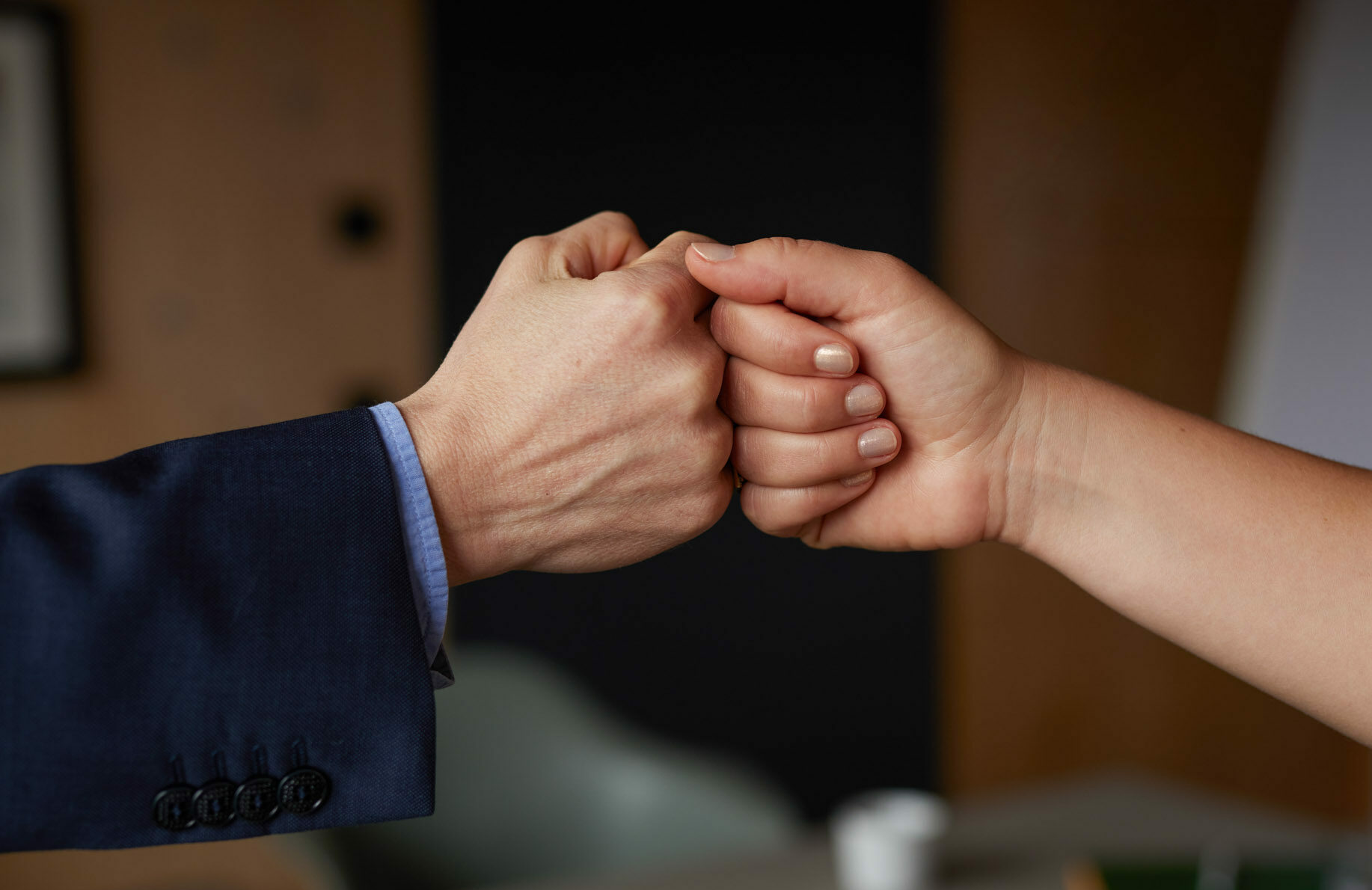 Zwei Hände treffen sich zur Faustbegrüßung – symbolische Geste für vertrauensvolle Zusammenarbeit im Kommunikationscoaching Starnberg
