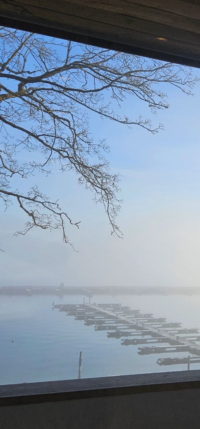 Blick auf den Starnberger See aus einem Tagungsraum des Marina Resort in Bernried am Starnberger See